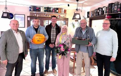 Dank an langj�hrigen Vorsitzenden Gertmann Sude (2. v. rechts) und seine Frau Brigitte