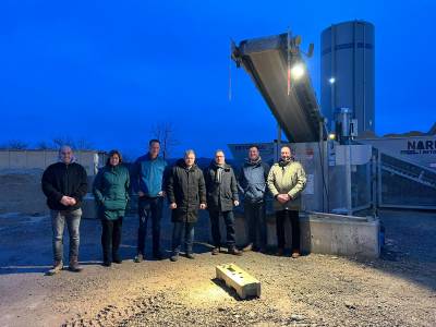 In den Lichtkegel kann das Fahrzeug oder der Anh&auml;nger geparkt werden, das mit Beton beladen werden soll.